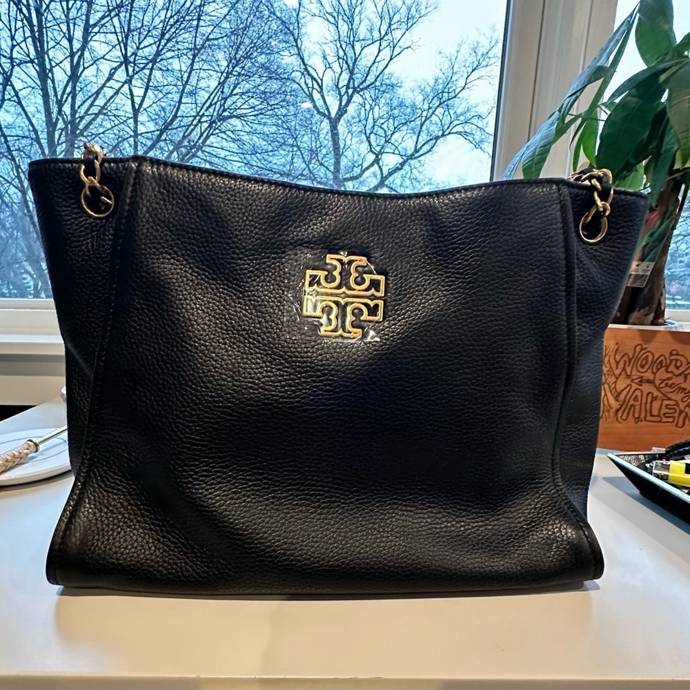 Tory Burch double ’T’, as beveled hardware: the Kira Tote Bag